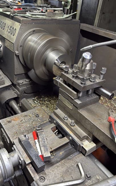 Machining a cylindrical part on a lathe